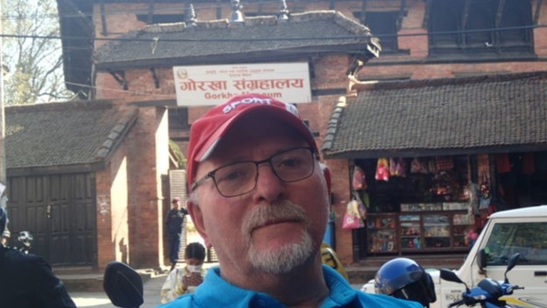Ex-Rohde&Schwarz-Mitarbeiter hilft Nepal: Wer kann englische Fachbücher spenden?